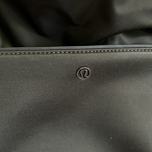 Lululemon LARGE bucket tote with shoe bag - Picture 2 of 5